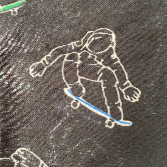 Old Navy Skateboarder Print Black Button Down Shirt Size 6/7 - Picture 3 of 3